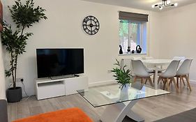 Modern 3 Bedroom House, Free Parking In Oxford